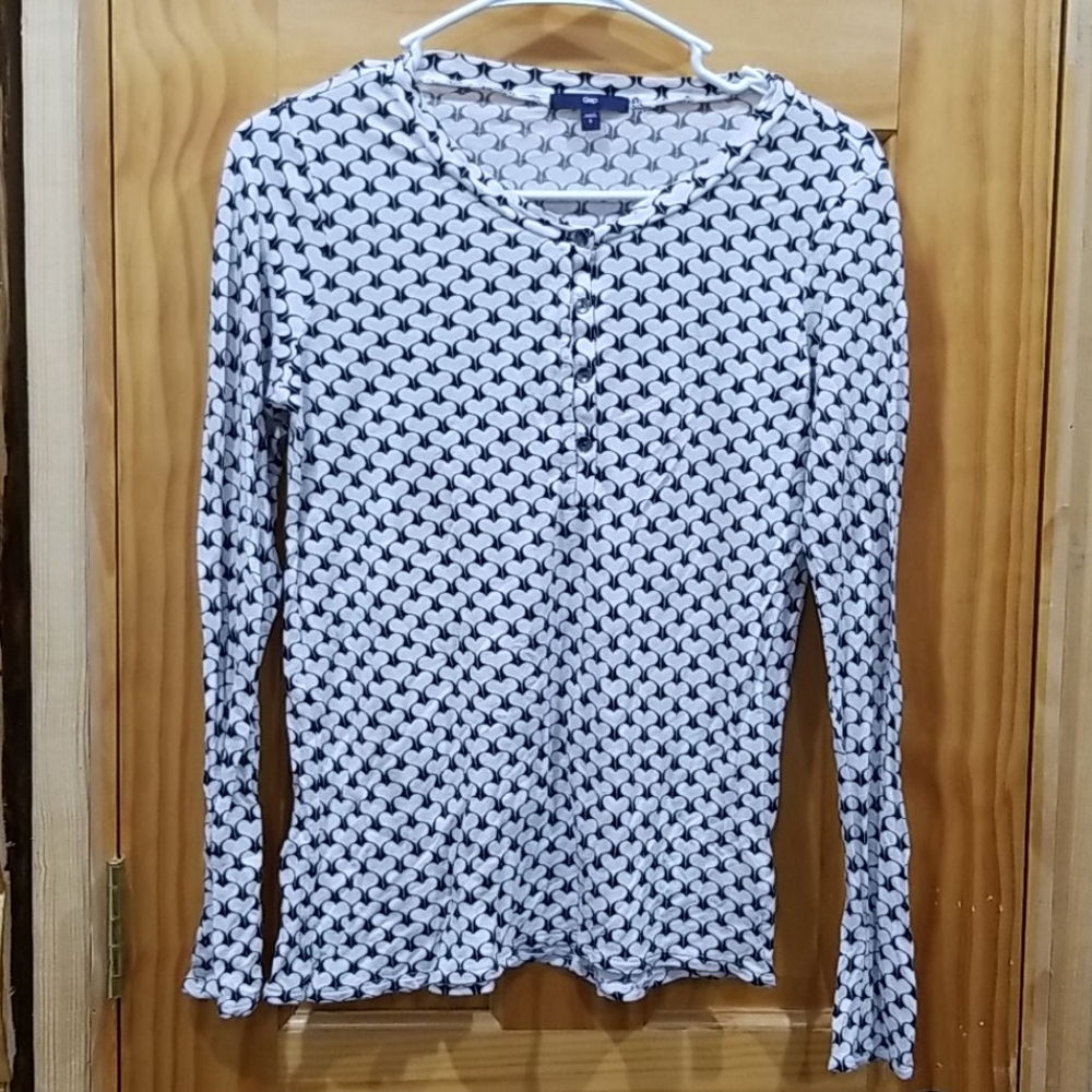 Gap womens long sleeve S black and white hearts